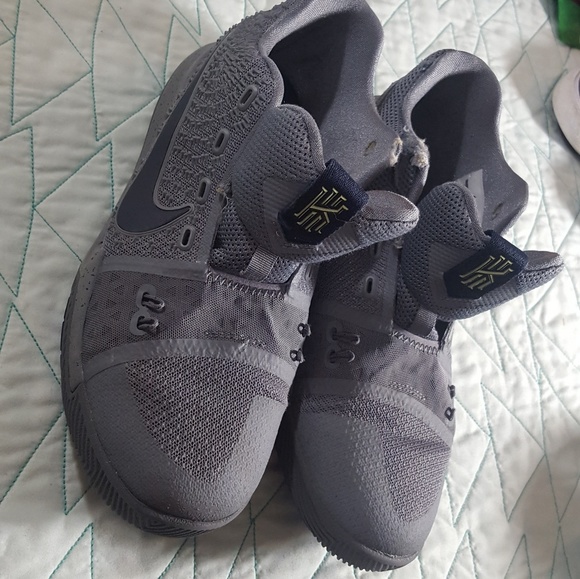 Nike Kyrie 3 Basketball Boys Shoes - Picture 5 of 5
